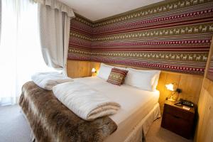 布勒伊-切尔维尼亚布卡奈维酒店的一间卧室配有一张红色墙壁的床