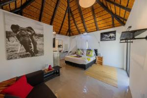 玛洛斯帕克African Sky Villas的一间带一张床的客厅和一间带床的平方米的房间