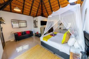 玛洛斯帕克African Sky Villas的一间卧室配有一张带天蓬的床