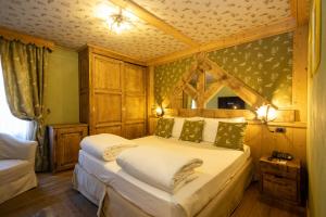 布勒伊-切尔维尼亚布卡奈维酒店的一间卧室,配有两张床