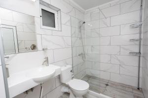 巴尔奇克Guest House Desi的浴室配有卫生间、盥洗盆和淋浴。