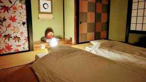 富士吉田市富士吉田たまきや的一间设有一张床铺的卧室,位于一个带镜子的房间
