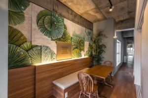 静冈Birupaku的墙上的餐桌和植物用餐室