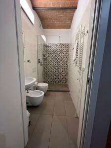 瓦达Locanda dei Sette Limoni的浴室设有2个卫生间、水槽和淋浴。