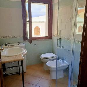 圣特雷莎加卢拉Santa Teresa Gallura Green House的一间带卫生间、水槽和窗户的浴室