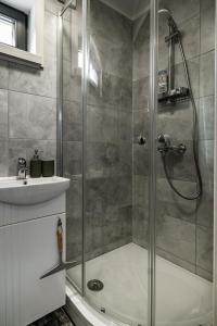 艾纳日Jūras dzintars的带淋浴和盥洗盆的浴室