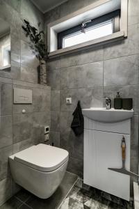 艾纳日Jūras dzintars的浴室配有白色卫生间和盥洗盆。