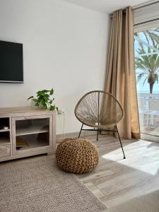阿瓜杜尔塞Apartment Paseo的客厅配有椅子和电视