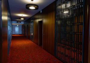 普里什蒂纳天狼星酒店 的走廊设有长长的走廊,设有木墙