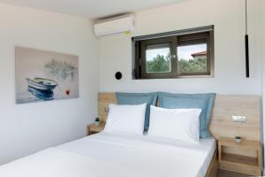 库佛斯港portokoufovillas的卧室配有白色的床和窗户。