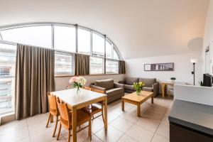 米德尔克尔克贝尔卡萨套房酒店的客厅配有沙发和桌子