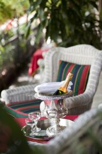 奥兰多奥兰多公园广场酒店 - 温特帕克 的一张桌子,在银色盘上放一瓶香槟