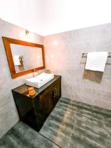 本托塔Villa Paradise Ocean的一间带水槽和镜子的浴室