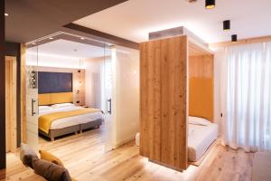 莫尔韦诺皮考拉拜塔旅馆的一间卧室设有两张床和大镜子