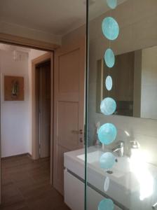 查加基恩Olive Trees的一间带水槽和镜子的浴室