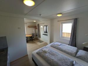 劳加尔劳加尔传说宾馆的一间卧室设有两张床、一个窗口和一张桌子