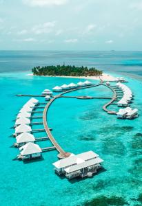 阿沙格岛Diamonds Athuruga Maldives Resort & Spa的水中有许多白色度假胜地的岛屿