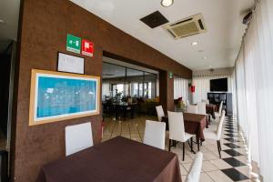 莫迪卡普林奇比德阿拉戈纳酒店的一间带桌椅的餐厅和一间用餐室