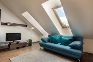 布达佩斯Mango Apartments的客厅配有蓝色的沙发和电视