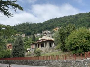 PopiglioVilla Belvedere di Popiglio的山丘上带围栏的房子