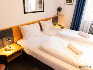 弗赖翁格耶斯堡假日公园酒店的酒店客房的两张单人床