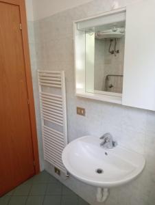 里米尼Appartamenti Carlotta的浴室设有白色水槽和镜子