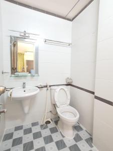 胡志明市Khách sạn Anh Thư的白色的浴室设有卫生间和水槽。