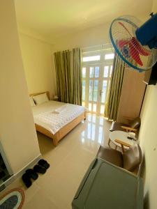 胡志明市Khách sạn Anh Thư的一间卧室,卧室内配有一张床和一把椅子