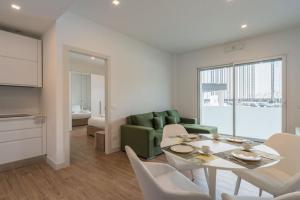 罗马NEW! Exclusive Eur Apartment的客厅配有桌子和绿色沙发