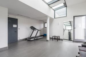 罗马NEW! Exclusive Eur Apartment的一间设有跑步机和窗户的健身房的客房
