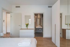 罗马NEW! Exclusive Eur Apartment的白色的客房设有床和浴室。