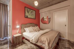 GudjaTalbot and Bons Deluxe Studio Flat的一间卧室设有一张床和红色的墙壁