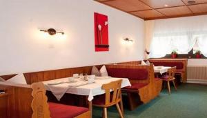 施图拜河谷新施蒂夫特Pension Kristall的一间带2张桌子和椅子的用餐室,并作广告
