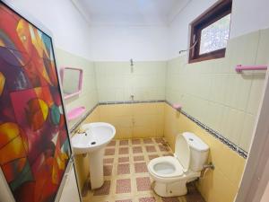 卡特勒格默Emerald Guest House的一间带卫生间和水槽的浴室