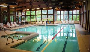 Thompsonville水晶山酒店的大楼内带椅子的大型游泳池