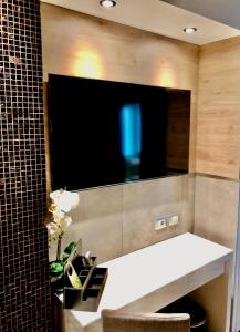 罗马拉加内利酒店的一间带白色柜台和大镜子的浴室