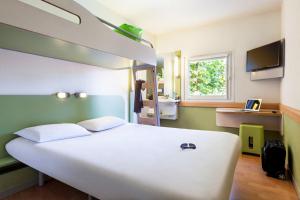 沙斯讷伊迪普瓦图普瓦捷北未来影视城宜必思快捷酒店的窗户客房内的一张大白色床