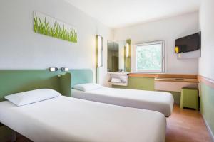 沙斯讷伊迪普瓦图普瓦捷北未来影视城宜必思快捷酒店的一间酒店客房,设有两张床和电视