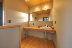 熊本YHouse的一间带水槽和镜子的浴室
