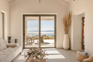 拉扎克利翁Spathes Suites Kefalonia - Luxury Suites的带沙发的客厅,享有海景