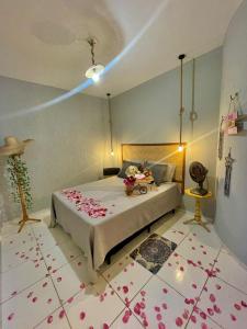乌巴雅拉Ap Zen的卧室配有一张带鲜花的床,位于地板上