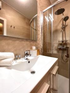 赫瓦尔佩拉公寓的浴室配有白色水槽和淋浴。