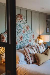 奥克姆芬奇纹章酒店的一张带花卉床头板和枕头的床