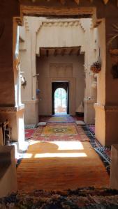 阿格兹Kasbah Maktob Tamnougalt的旧楼里空的走廊,有门廊