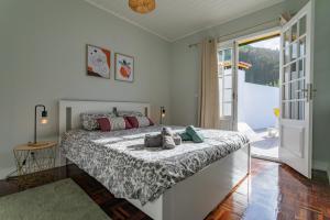 大里贝拉Casa da Praia dos Moinhos的一间卧室设有一张床和一个滑动玻璃门