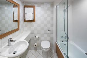 贝克斯利伦敦-贝克斯利假日酒店的一间带水槽、卫生间和淋浴的浴室