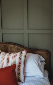 奥克姆芬奇纹章酒店的一张带木头床头板和枕头的床