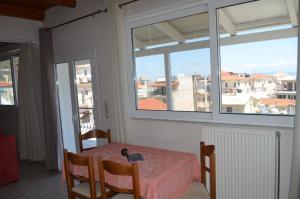 扎金索斯镇阿纳斯塔西娅公寓的窗户客房内的桌椅