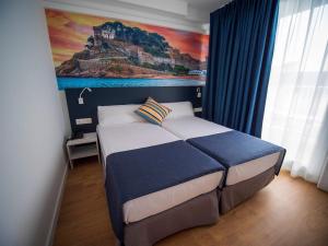 滨海托萨唐璜托萨酒店的一间卧室配有一张壁画床