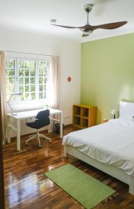 大里贝拉LAVA Açores Coliving & Coworking的一间卧室配有一张床、一张桌子和一台电脑